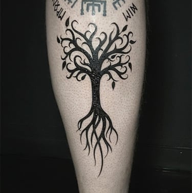 Tatouage Yggdrasil et runes Futhark