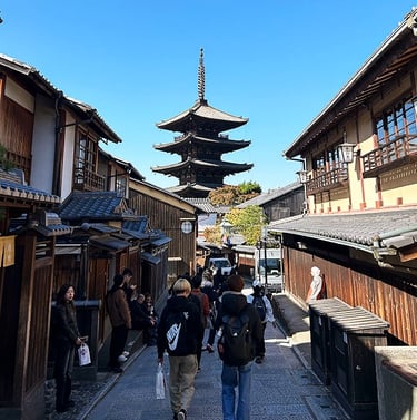 Vue de la pagode du temple Hokan-Ji depuis la rue