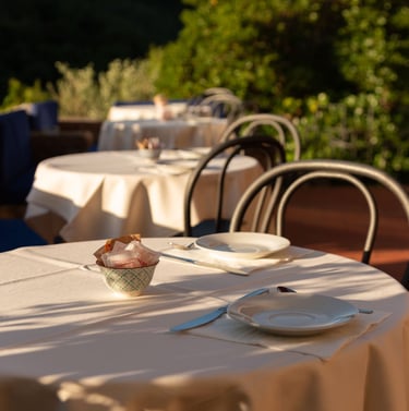 vista dei tavoli della terrazza apparecchiati per la colazione panoramica dell'hotel