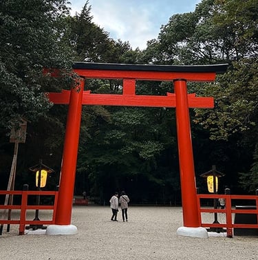 Grande porte torii vermillon du temple Shimogamo