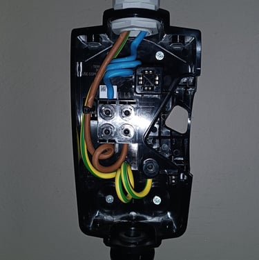 Cargador Tesla Wall Connector abierto