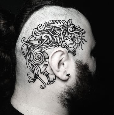 Tatouage du loup Skull sur le cran. Skull tattoo of Skull.