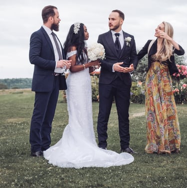 photo des mariés avec leurs invités