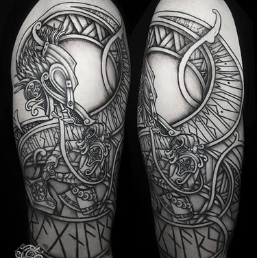 Tatouage sur le bras du combat entre Thor et Jormungandr pendant le Ragnarok.