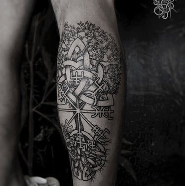 Tatouage mollet Yggdrasil, vegvisir et bouclier celtique