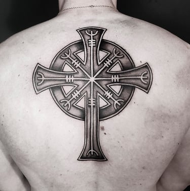 Tatouage d'une croix celtique dans le dos.