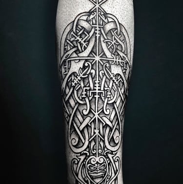 Tatouage d'une composition viking sur le mollet.