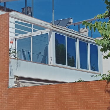Veranda en terraza casa con Lucernario y ventanas.