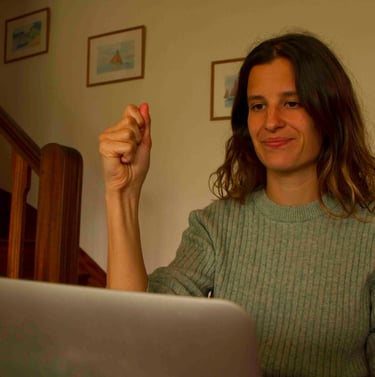 Laura Capit faisant Séance Hypnose Anxiété en visio