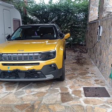 Cargador easy wall box con coche jeep cargando