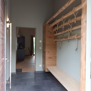 platzsparende Holzgarderobe mit Kastanienstämmen und schönen Details