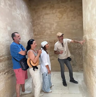 O guia egiptólogo Hadi realizando uma explicação técnica dentro da Tumba de Kagemni, em Saqqara.