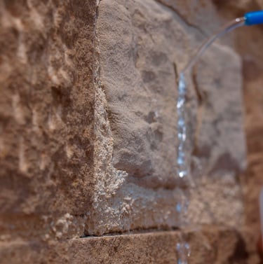 Piedra protegida con la nanotecnología de PRS Performance de Tecnan.