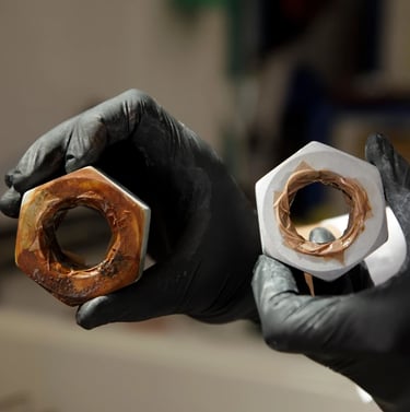 Comparación entre dos piezas de metal, una cubierta con Muticoat anticorrosión de Tecnan y la otra no.