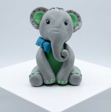 Elefante bebé modelado completamente a mano en fondant por Cocina con Ely, una delicada figura decor