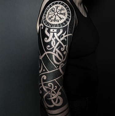 Tatouage viking nordique avec entrelacs en négatif.