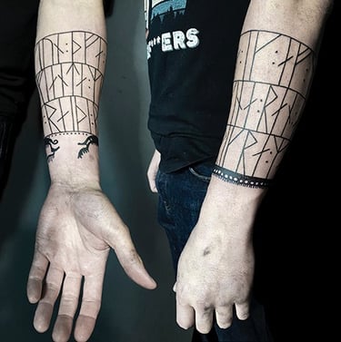 Tatouage viking et nordique avec runes en bandes avant-bras.