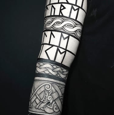 Tatouage viking et nordique en bandes avant-bras.