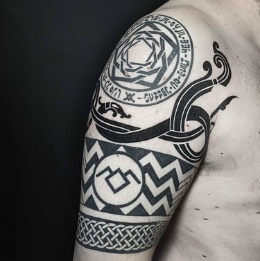 Tatouage sur le bras à référence nordique et viking avec une référence au groupe Carpenter Brut.