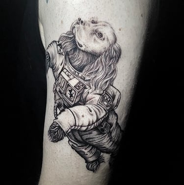 Tatouage s'un cocker dans un scaphandre spatial.