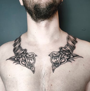 Tatouage d'un collier torque viking autour du cou.