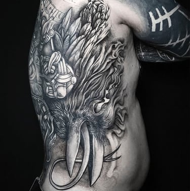 Tatouage sur les cotes d'une tête de corbeau réaliste.