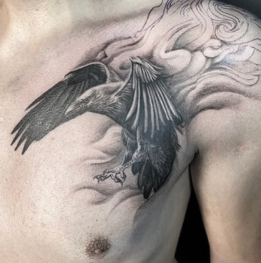 Tatouage dun corbeau en plein vol.