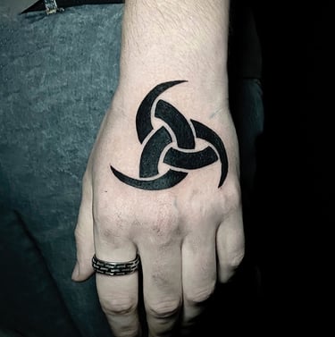 Tatouage des cornes d'odis sur la main.