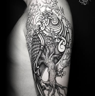 Tatouage épervier nordique viking. Nordic hawk tattoo.