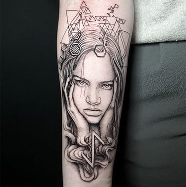 Tatouage d'un portrait de jeune femme à la fois triste et en colère.