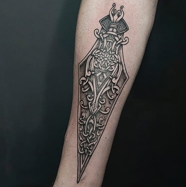 Tatouage de la lance d'Odin, Gungnir, sur l'avant-bras.