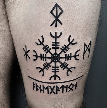 Tatouage d'un Helm of Awe et de runes sur la cuisse.