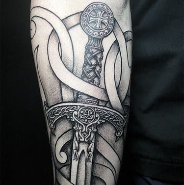 Tatouage épée celtique. Celtic sword tattoo.