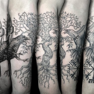 Tatouage Yggdrasil, Hugin et Munin, accompagné d'un Vegvisir.