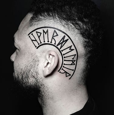 Tatouage runes viking sur le crane. 
