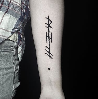 Tatouage de bindrunes sur le bras.