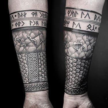 Tatouage typé viking avec références à Stargat et aux Seigneur des anneaux.