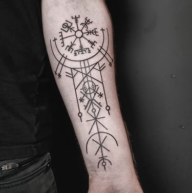 Tatouage Vegvisir et symboles nordiques