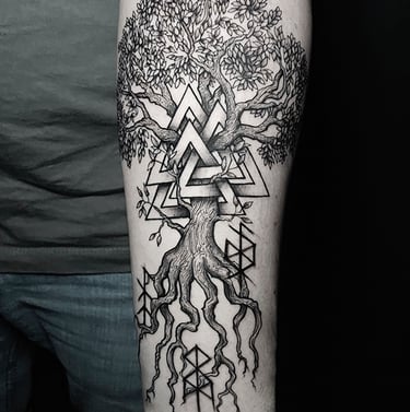 Tatouage avant-bras d'un Yggdrasil, d'un valknut et de bindrunes.