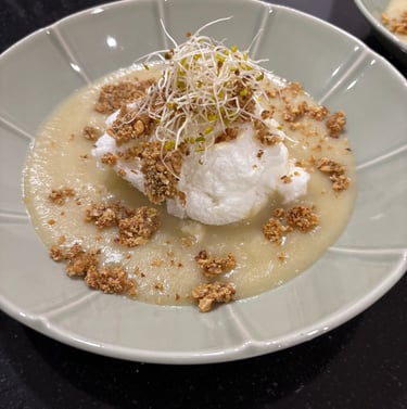 Menu végétarien: Oeuf nuage sur velouté de topinambour, croustillant de tofu