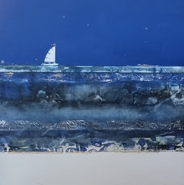 tableau abstrait fait avec des techniques mixtes et représentant un voilier sur les flots