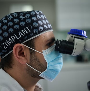 Procedimiento periodontal realizado con magnificación óptica para control preciso de los tejidos