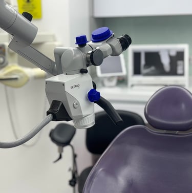 Microscopio clínico utilizado en procedimientos periodontales para aumentar la precisión diagnóstica