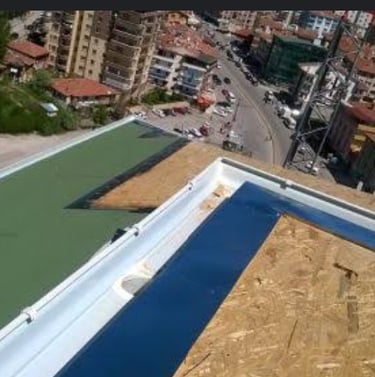 Ayvalık çatı ustaları tamamlanan proje sonrasında son kontrol ve teslim.