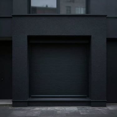 grande fenêtre aux volets roulants noirs fermés jusqu'en bas