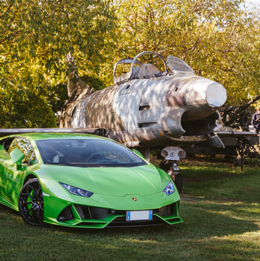 Lamborghini verde affianco a un caccia militare