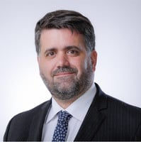 Abogado argentino en traje y corbata