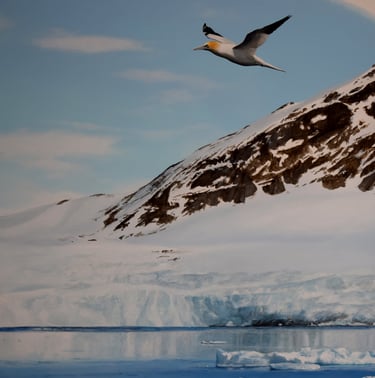 Un oiseau volant au-dessus d'un glacier de l'arctique, des montagnes en arrière plan