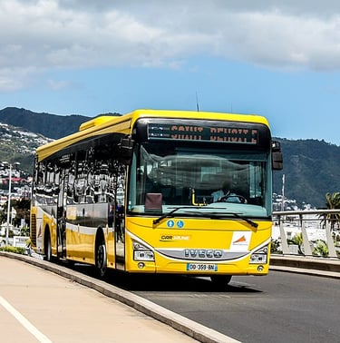 Car Jaune de la Réunion by Axel77w