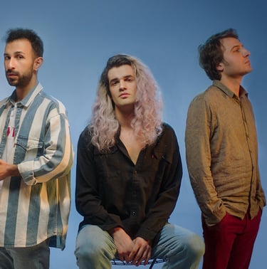 Birileri – Ultrapop, renkli stüdyo pozu.